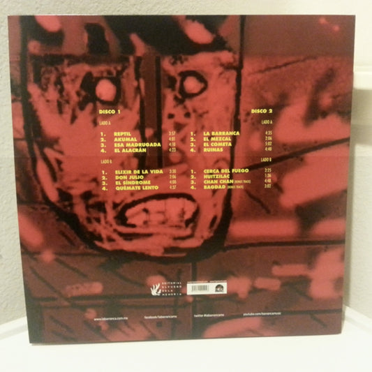 Fotografía de la contraportada de la edición en vinilo del álbum El Fuego De La Noche de La Barranca, detallando la lista de canciones sobre un fondo artístico rojizo.