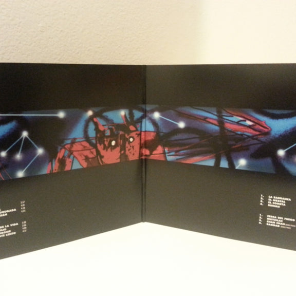 Fotografía del empaque desplegable estilo Gatefold abierto de la edición en vinilo de El Fuego De La Noche de La Barranca, mostrando el arte gráfico panorámico interior.