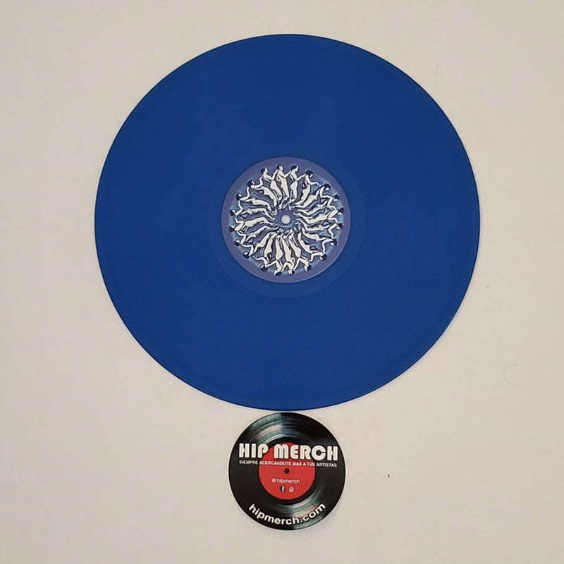 Fotografía que muestra el disco de vinilo de color azul de la edición especial del álbum Rueda De Los Tiempos de La Barranca.