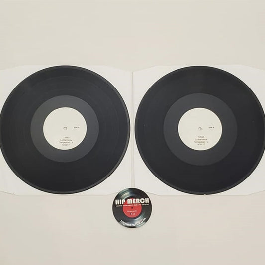 Fotografía de los dos discos de vinilo negros correspondientes a la edición de prueba Test Pressing del álbum Tempestad de La Barranca fuera de sus empaques.