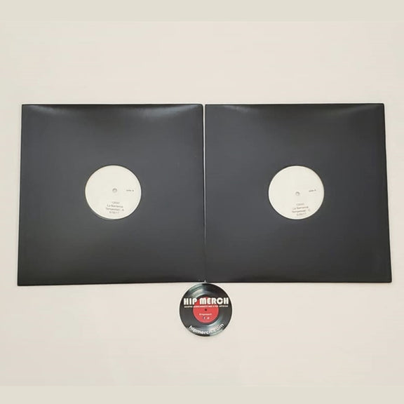 Fotografía que muestra las dos fundas negras de la edición de prueba Test Pressing del doble vinilo de Tempestad de La Barranca con sus etiquetas centrales blancas.