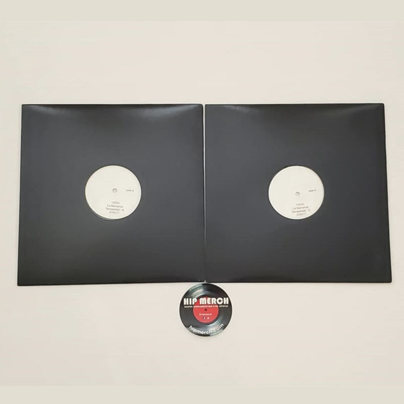 Fotografía que muestra las dos fundas negras de la edición de prueba Test Pressing del doble vinilo de Tempestad de La Barranca con sus etiquetas centrales blancas.