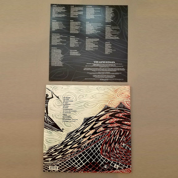 Fotografía que muestra la contraportada del álbum Tempestad de La Barranca colocada junto al inserto impreso con la lista de canciones y créditos.