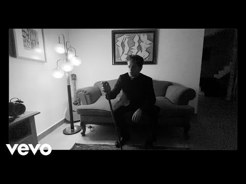 Video oficial integrado que muestra una interpretación musical en blanco y negro correspondiente a las sesiones de Cantos De Ultramar.