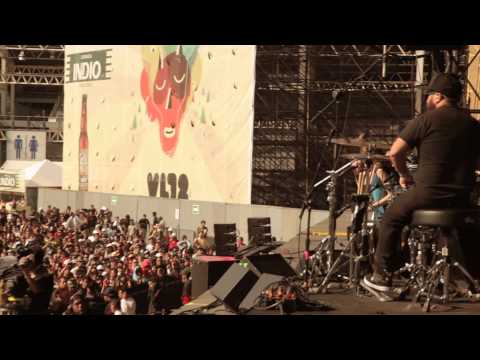 Miniatura de video integrada que muestra una presentación musical en directo frente a una gran audiencia durante la promoción del álbum.