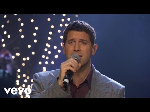 Video integrado que muestra material audiovisual promocional y tomas de uso real de la bolsa de tela oficial de Il Divo en la campaña especial de rebajas.