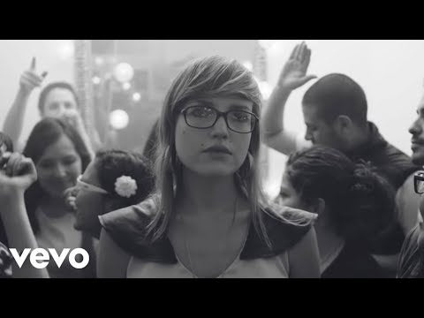 Video musical oficial en blanco y negro integrado que acompaña la promoción del álbum de estudio Arunima de Hello Seahorse!.