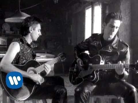 Miniatura de video musical en blanco y negro que muestra a los integrantes de Duncan Dhu tocando guitarras.