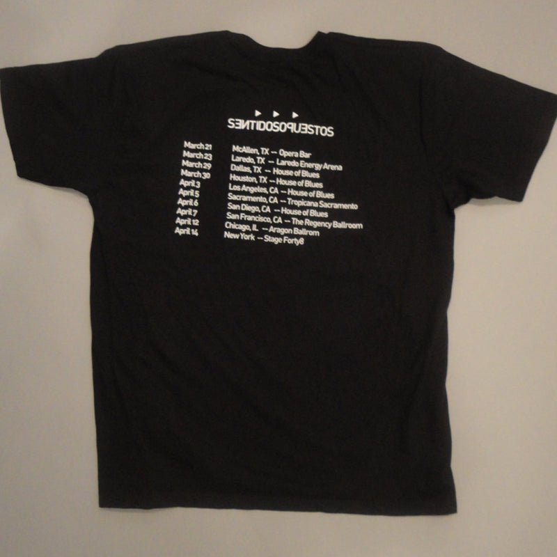 Camiseta Oficial Sentidos Opuestos - Black Tee (Edición Coleccionista)